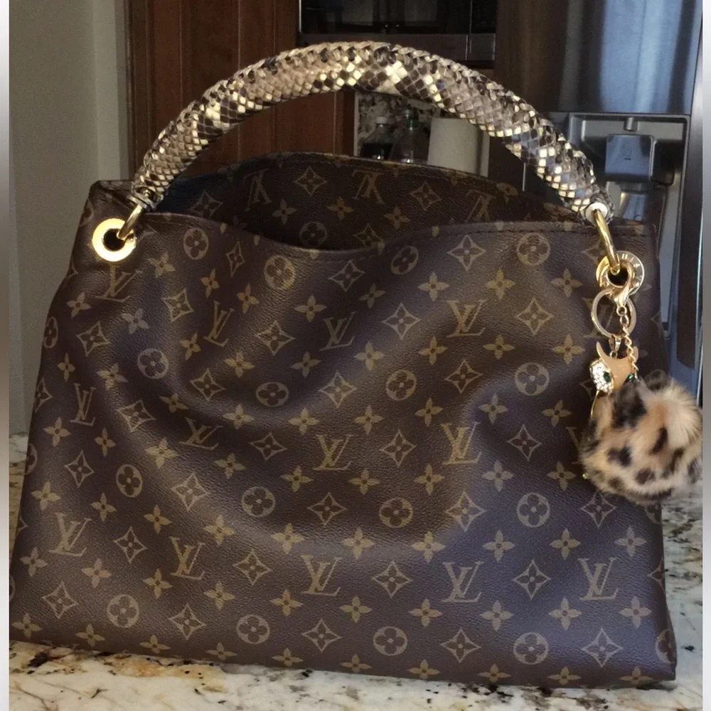 🦄✨RARE Louis Vuitton Artsy MM Python handle Exotique